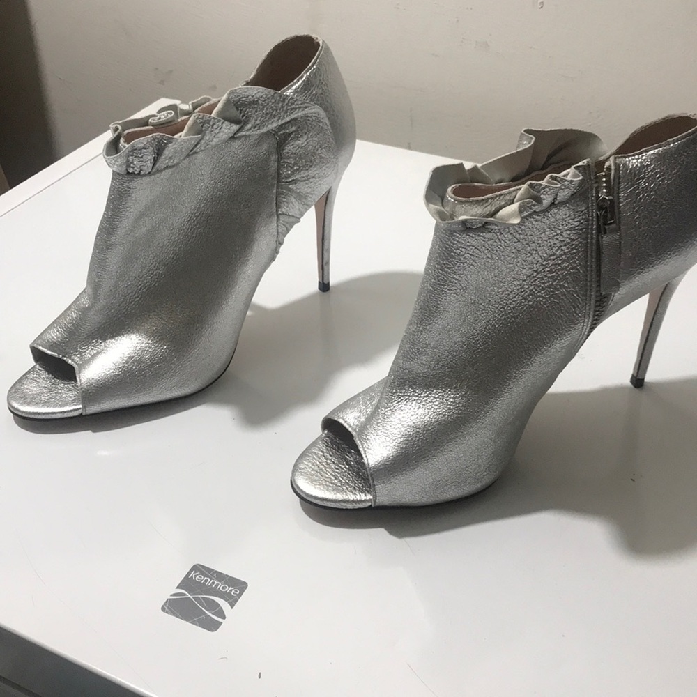 NWOT  James Chan peep 👀 toe booties